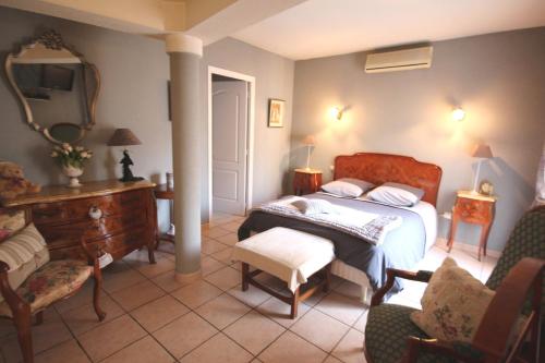 une chambre avec un lit, une table et des chaises dans l'établissement Bel Appartement climatisé de plain pied 80m de la mer grand séjour 2 chambres belle terrasse LXRM3, à Portiragnes