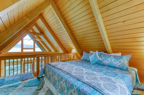 Katil atau katil-katil dalam bilik di Rustic Guemes Beach Cabin