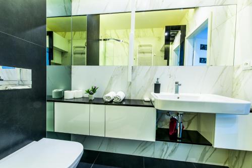 łazienka z umywalką i toaletą w obiekcie Kapart Rzeszów Apartment w mieście Rzeszów