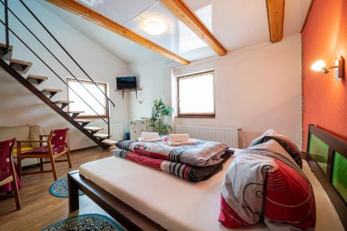 um quarto com duas camas e uma escada em Rodinný penzión Rogalo em Mengusovce