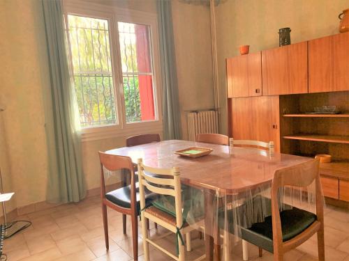 une cuisine avec une table et des chaises en bois dans l'établissement LA PROVENÇALE, à Orange