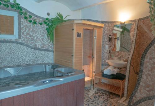 Hotel Lony في Mochov: حمام كبير مع حوض ومغسلة