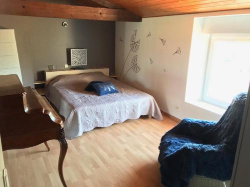 une chambre avec un lit, une chaise et une fenêtre dans l'établissement Gîte la Treille, à Cholet