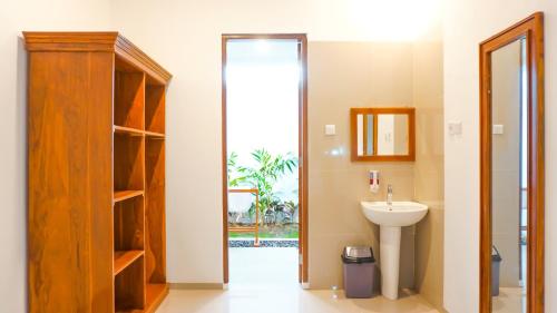 Sunburn Villa في نوسا دوا: حمام مع حوض ومرحاض ومرآة