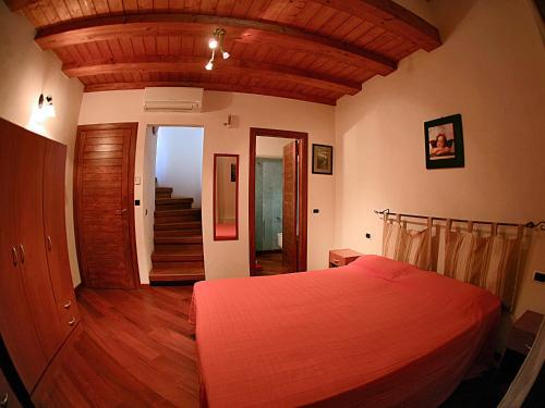 ein Schlafzimmer mit einem Bett und einer Holzdecke in der Unterkunft CASA BRICIOLE 1 e 2 in Scilla