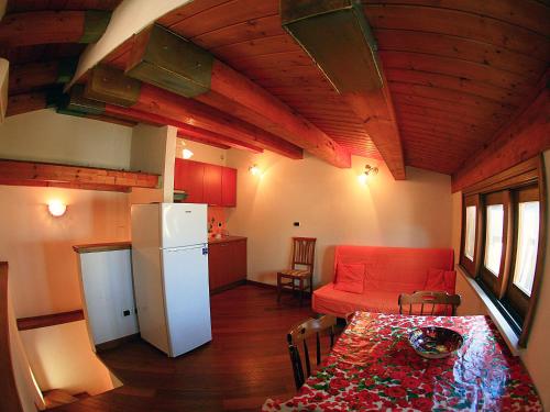 ein Wohnzimmer mit einem roten Sofa und einem Tisch in der Unterkunft CASA BRICIOLE 1 e 2 in Scilla