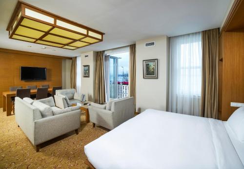 A bed or beds in a room at Radisson Hotel Istanbul Sultanahmet