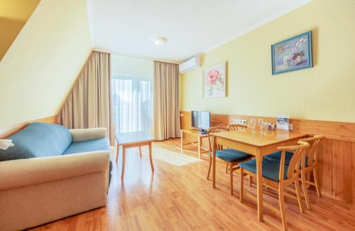 Гостиная зона в Holiday Club Apartman Hotel