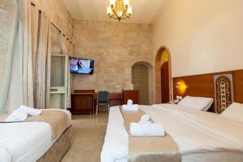 Postel nebo postele na pokoji v ubytování Azzahra Boutique Hotel & Restaurant - Jerusalem