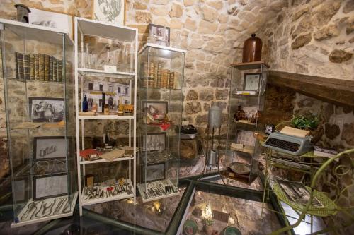 a room with a glass shelf with a computer on it at Si-Moutique, le Case-grotte degli Avi 2 in Modica