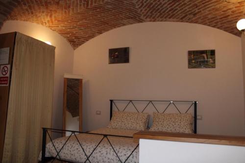 a bedroom with a bed in a room at Bed&Braja in Vische