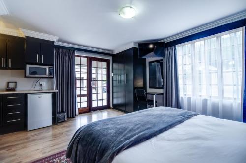سرير أو أسرّة في غرفة في The Nightingale Guesthouse