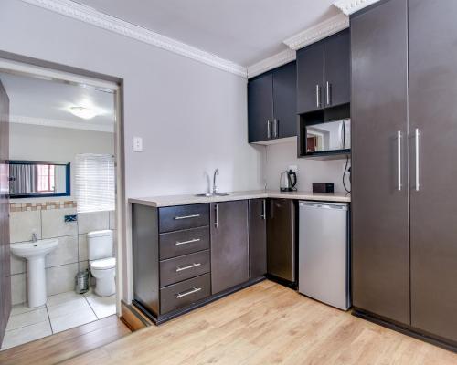 Dapur atau dapur kecil di The Nightingale Guesthouse