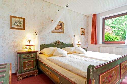 Akzent Hotel Cordes & Restaurant am Rosengarten tesisinde bir odada yatak veya yataklar