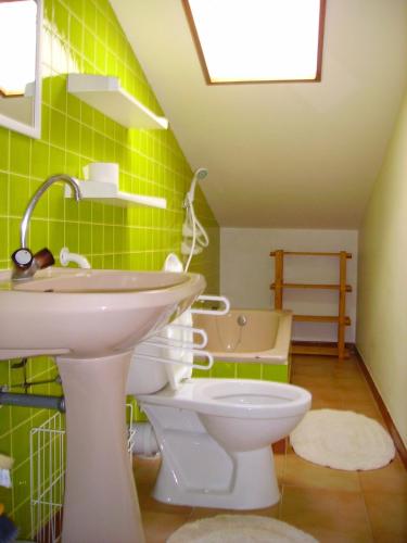 une salle de bain avec un lavabo et des toilettes dans l'établissement Studio Grau du Roi avec jardin, au Grau-du-Roi