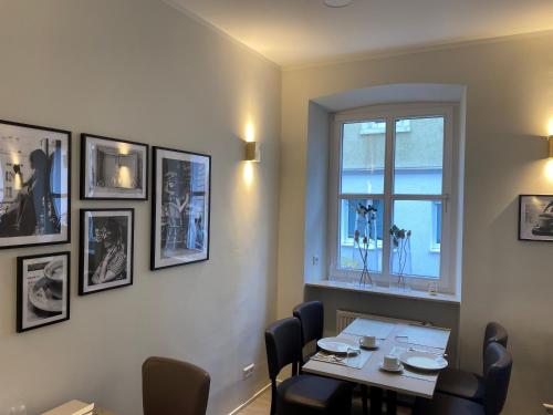 a dining room with a table and chairs and a window at Hotel Quartier 8 in Germersheim