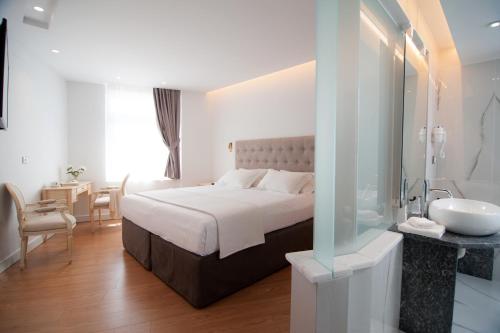 Postel nebo postele na pokoji v ubytování Acropolian Spirit Boutique Hotel