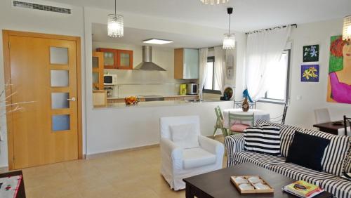 sala de estar con 2 sofás y cocina en BENICADELL 1 - PLaya de Miramar, en Miramar