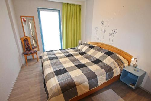 クリンクにあるFerienwohnung Klink SEE 9521のベッドルーム1室(チェック入りの毛布付きのベッド1台付)