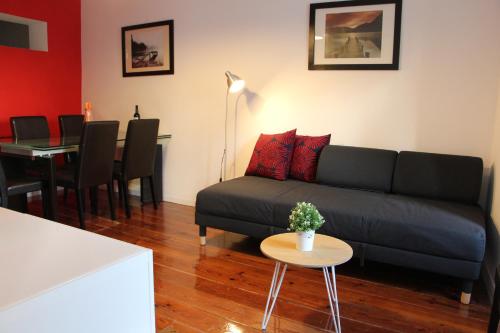 sala de estar con sofá y mesa en Lisbon Apartments, en Lisboa