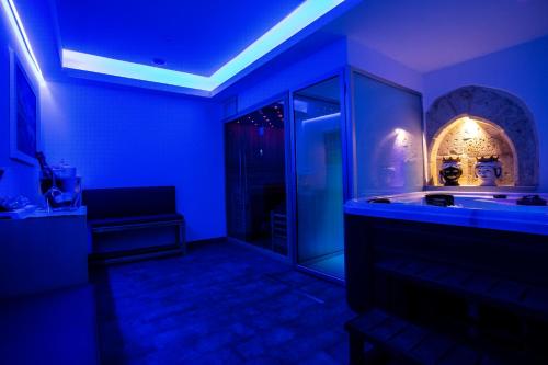 a blue room with a bathroom with a tub at Vento di Sicilia in Siracusa
