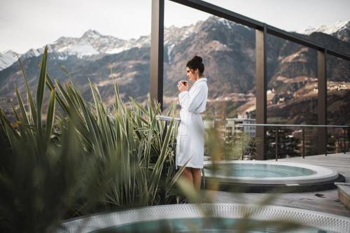 Nespecifikovaný výhled na hory nebo výhled na hory při pohledu z hotelu