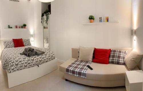 a living room with a couch and a bed at Apto Toledo Medieval - Parking Gratis in Toledo