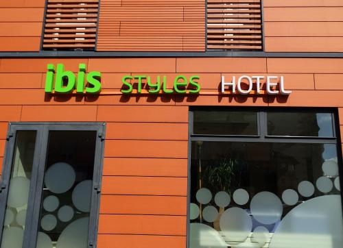 a sign for aubs skies hotel on the side of a building at ibis Styles Le Puy en Velay in Le Puy en Velay