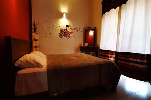 - une chambre avec un lit et un vélo sur le mur dans l'établissement Greenro Residence Colombo, à Kottawa