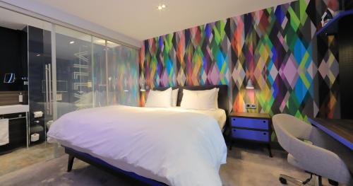 Cama ou camas em um quarto em Village Hotel Basingstoke