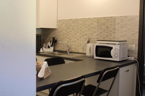a kitchen with a microwave sitting on a counter at Bed&Braja in Vische