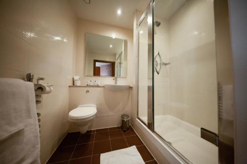 A bathroom at Berwick Manor Hotel