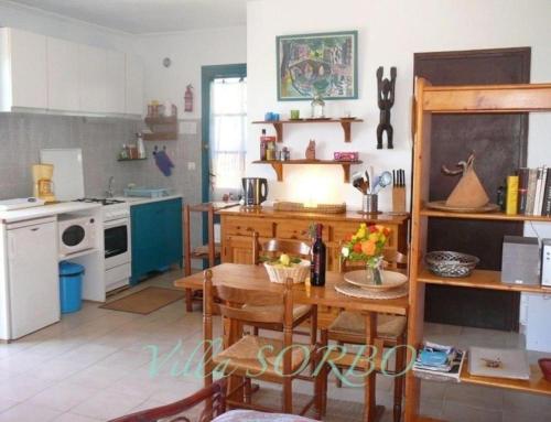 une cuisine avec une table et une salle à manger dans l'établissement Villa Sorbo, à LʼÎle-Rousse