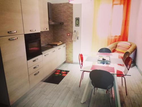 a kitchen with a table and chairs in a room at Siracusa,tra ortigia e il mare in Siracusa
