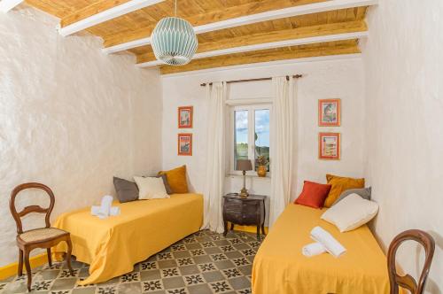 En eller flere senge i et værelse på Finca Biniarroga Nou