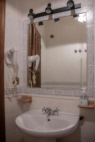 a bathroom with a sink and a mirror at Casa Rural La Pastera in Trevejo