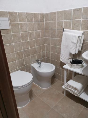 a bathroom with a toilet and a sink at 4 stagioni in Villasimius
