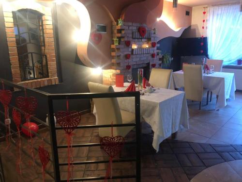 a restaurant with a table and chairs in a room at Sosnowe Zacisze in Białystok