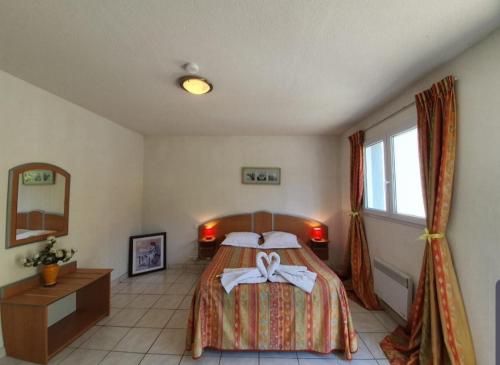 Tempat tidur dalam kamar di Hotel des Gorges au Viaduc