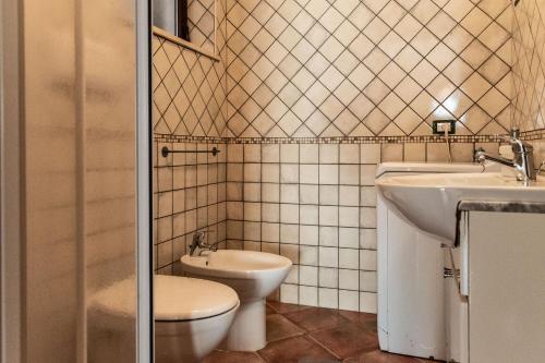 a bathroom with a toilet and a sink at Case vacanza San Macario in Pisciotta