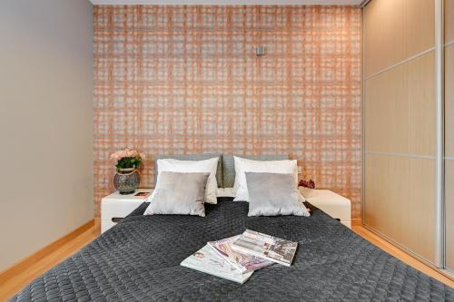 En eller flere senge i et værelse på Premium Residence by Welcome Apartment