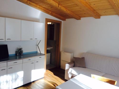 A kitchen or kitchenette at La terrazza gardenese