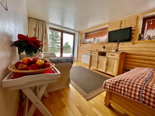 a room with a bowl of fruit on a table at Siumno Izba B&B Brzegi in Brzegi