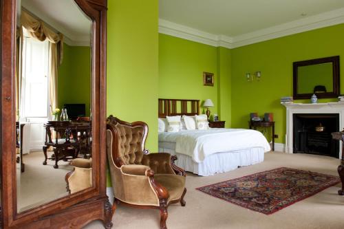 Un pat sau paturi într-o cameră la Ardanaiseig Hotel