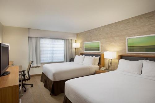 מיטה או מיטות בחדר ב-Holiday Inn Grand Rapids-Airport, an IHG Hotel