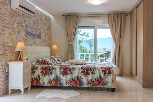 - une chambre avec un lit et une fenêtre dans l'établissement Anastasia Residence Sea View, à Vólos