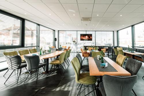 een restaurant met tafels en stoelen en een open haard bij Motel Grieskirchen superior in Grieskirchen