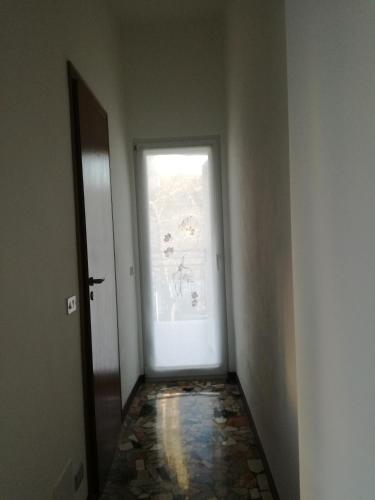 an empty hallway with a door and a window at CASA VACANZE LUNA in Seriate