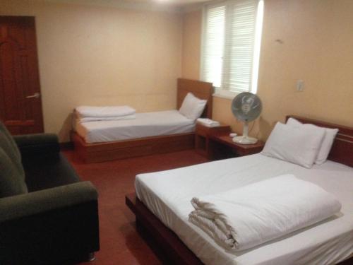 En eller flere senge i et værelse på Daegu Goodstay Herotel