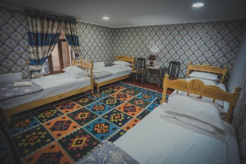 Un pat sau paturi într-o cameră la Parivash Guest House
